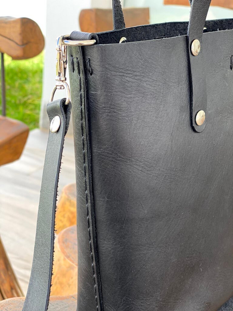 detalle de costura hecha a mano del costado de la tote bucket